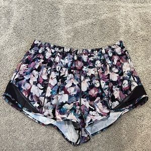 Lululemon Hotty Hot Low Rise 2.5” short